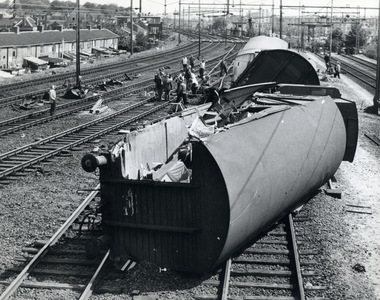 406135 Afbeelding van enkele ontspoorde en gekantelde goederenwagen op het emplacement van het Centraal Station ...